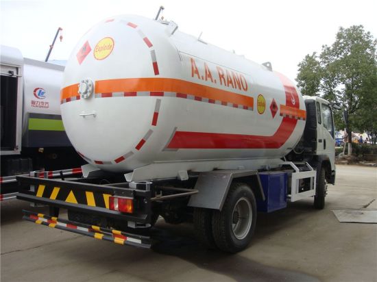 HOWO 5.5m3 (5500 Liters) LPG Bobtail Truck Tanker Mounted with LPG Pump Yqb-5. LPG Dispenser BCS-150 LHD. Rhd