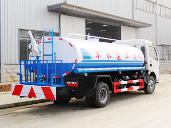 Dongfeng Duolika 4x2 Water Tank Truck 8000L